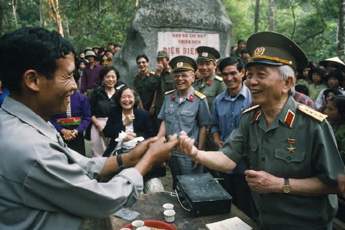 Người dân chào đón Đại tướng Võ Nguyên Giáp tại khu Sở chỉ huy chiến dịch Điện Biên Phủ. Ảnh: Catherine Karnow.
